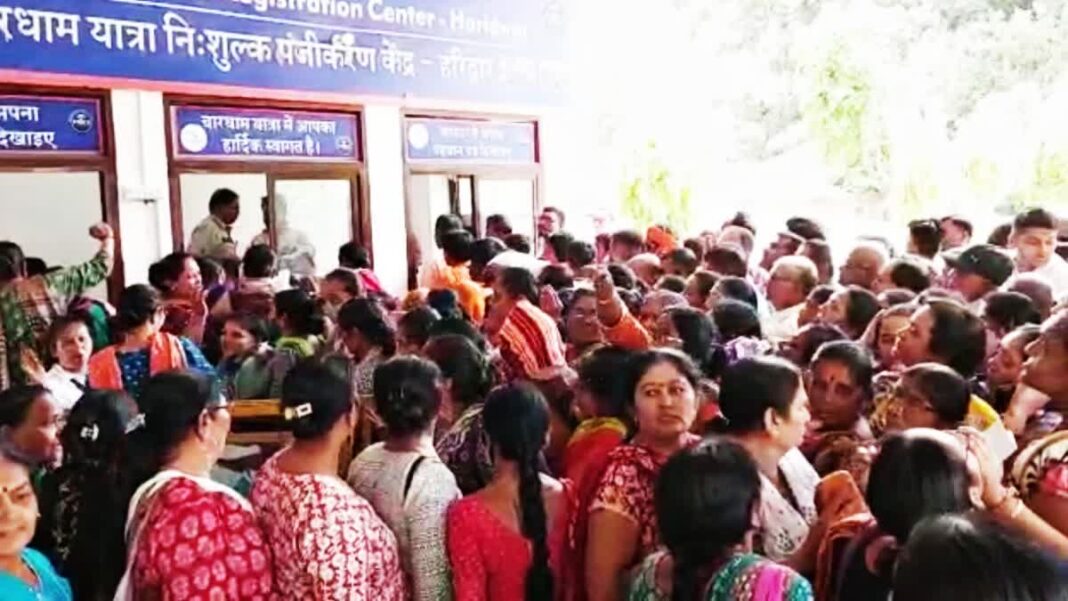हरिद्वार में ऑफलाइन पंजीकरण बंद करने पर बवाल