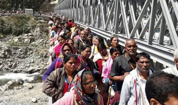 सोनप्रयाग में बैरिकेडिंग तोड़कर निकला यात्रियों का सैलाब