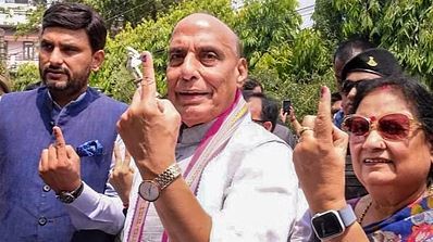 लखनऊ में राजनाथ, तो मुंबई में उद्धव ने परिवार के साथ डाला वोट