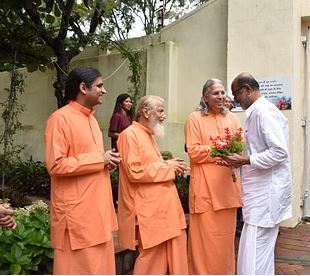 द्वाराहाट के योगदा आश्रम पहुंचे सुपरस्टार रजनीकांत