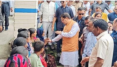 आपदा प्रभावितों से मिलने पहुंचे सीएम