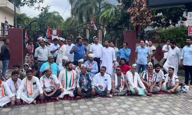भारी बारिश के बीच कांग्रेसियों ने दिया धरना