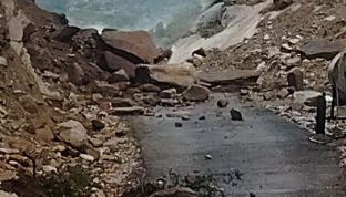 मलबा और बोल्डर गिरने से कई जगह हाईवे बंद