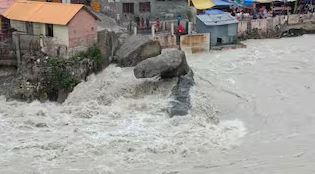 भारी बारिश से बढ़ा भागीरथी और अलकनंदा का जलस्तर