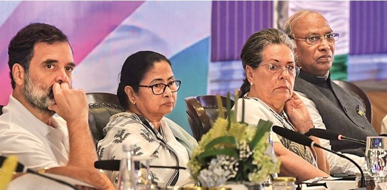 आज संसद परिसर में बजट के खिलाफ विपक्ष का प्रदर्शन