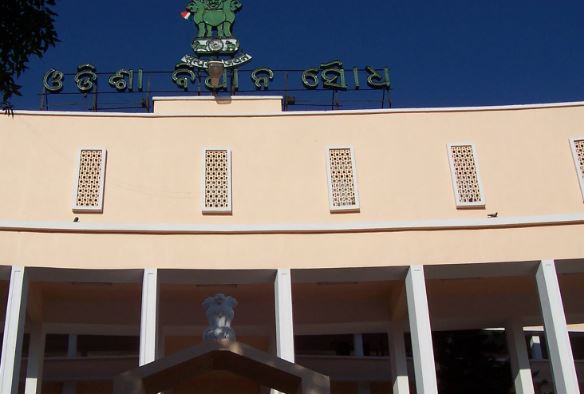 मुख्यमंत्री माजी के खिलाफ विशेषाधिकार हनन का नोटिस पेश