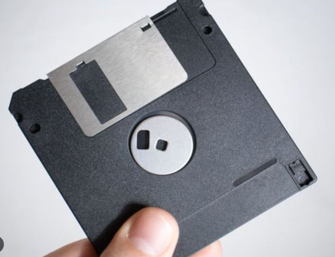 जापान सरकार ने फ्लॉपी डिस्क का इस्तेमाल किया खत्म