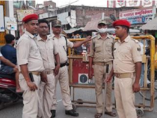 गाड़ी हटाने को लेकर कांवड़ियों और पुलिस की नोकझोंक