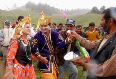 11 हजार फीट की ऊंचाई पर दूध-मक्खन से खेली होली