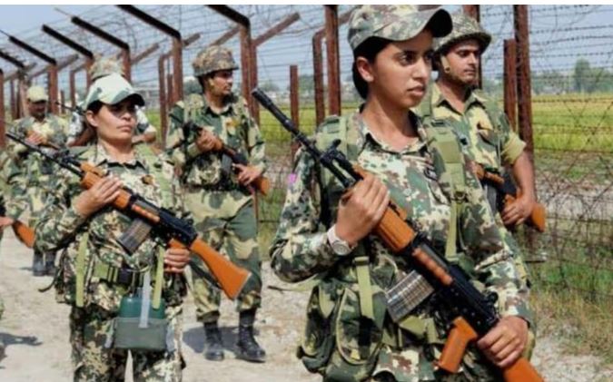 पहली बार भारत-बांग्लादेश सीमा पर तैनात हुईं सभी महिला सैनिक पहली बार भारत-बांग्लादेश सीमा पर तैनात हुईं सभी महिला सैनिक