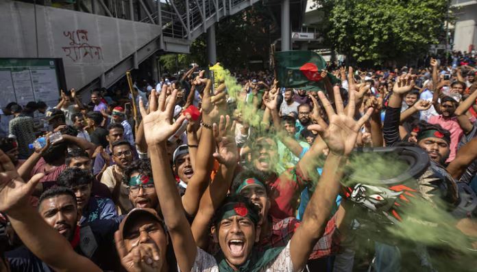 अंतरिम सरकार के आश्वासन पर पुलिसकर्मियों ने हड़ताल ली वापस