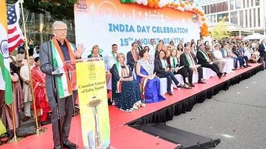 जब गले में तिरंगा डाल इंडिया डे समारोह में पहुंचे बिल गेट्स