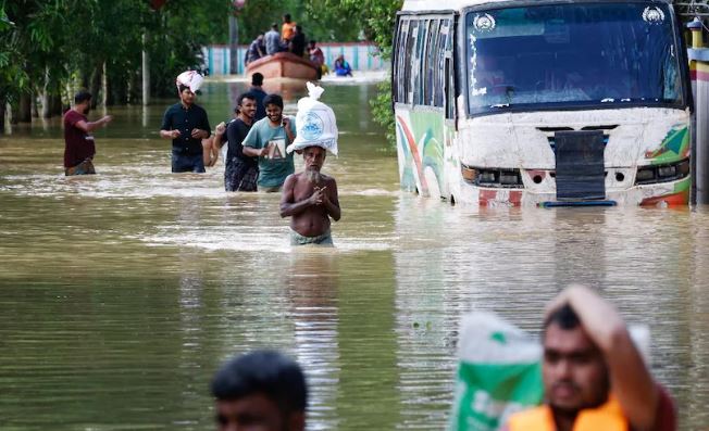 हिंसा के बाद अब बाढ़ से बांग्लादेशी लोगों का हाल बेहाल
