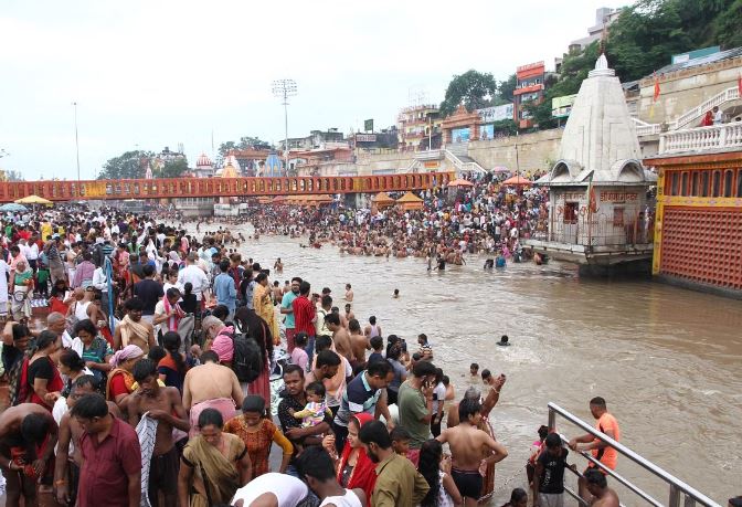 श्रद्धालुओं ने लगाई गंगा में आस्था की डुबकी