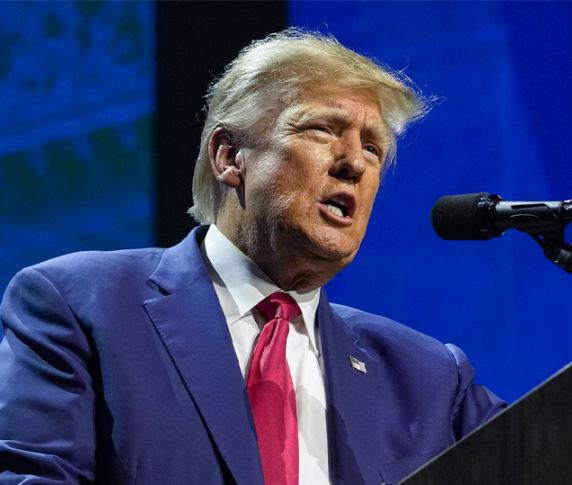 आयोवा में आगे निकलीं कमला हैरिस