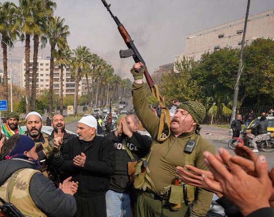 असद के भागने और विद्रोहियों के कब्जे पर क्या बोली दुनिया