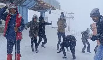 चकराता में सीजन की पहली बर्फबारी के बाद अलर्ट