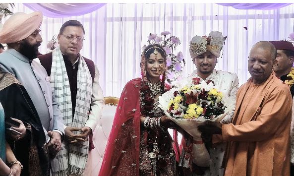 भतीजी की शादी में आशीर्वाद देने गांव पहुंचे योगी आदित्यनाथ