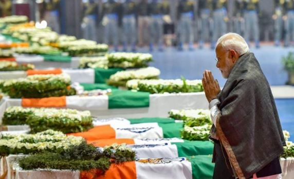 पीएम मोदी ने पुलवामा हमले के शहीदों को दी श्रद्धांजलि