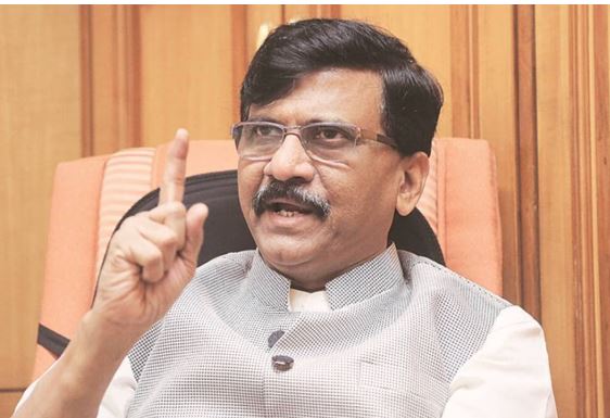 भारतीयों के निर्वासन पर राउत ने सरकार को घेरा