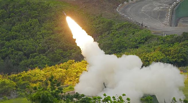 चीन की आक्रामकता के खिलाफ तैयारी कर रहा ताइवान, रॉकेट सिस्टम HIMARS का किया परीक्षण