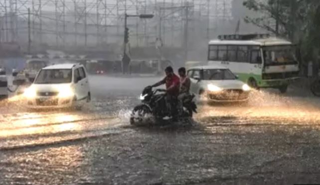 गुजरात में आंधी-बारिश का कहर, पेड़ गिरे, मकान ढहे, 14 लोगों की मौत