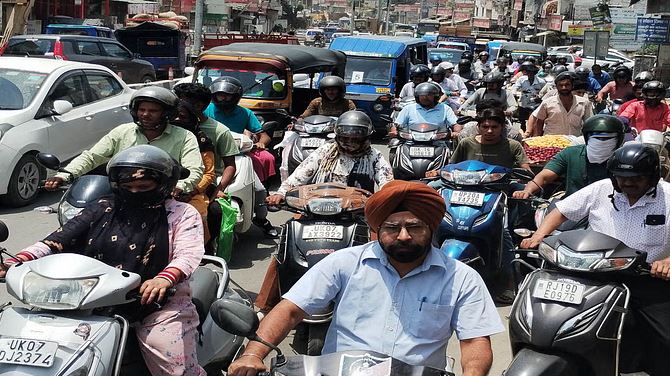 मसूरी जाम में पर्यटक की मौत पर मानवाधिकार आयोग सख्त, कहा – विकराल हो चुकी है ट्रैफिक समस्या