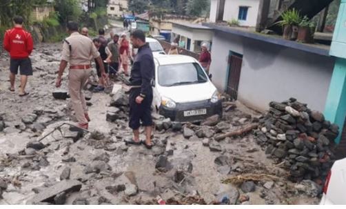 बादल फटने से तबाही, 90 परिवार प्रभावित