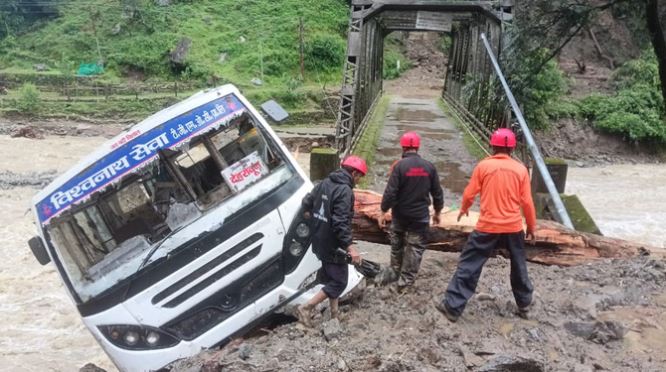 रुद्रप्रयाग-चमोली-टिहरी में फटा बादल, देवाल में एक शव बरामद, दो की मौत, कई लापता