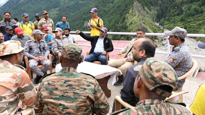 हर्षिल घाटी में मौसम बिगड़ा, राहत कार्यों पर असर