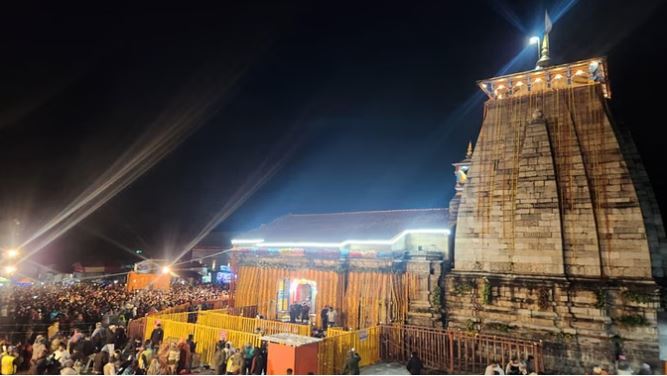 उत्तराखंड में भारी बारिश का रेड अलर्ट, केदारनाथ यात्रा दो दिन के लिए स्थगित, स्कूल रहेंगे बंद उत्तराखंड में भारी बारिश का रेड अलर्ट, केदारनाथ यात्रा दो दिन के लिए स्थगित, स्कूल रहेंगे बंद