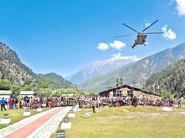 दो दिन बाद खुला आसमान, हर्षिल में हेली सेवा शुरू – रसद पहुंची, रेस्क्यू जारी