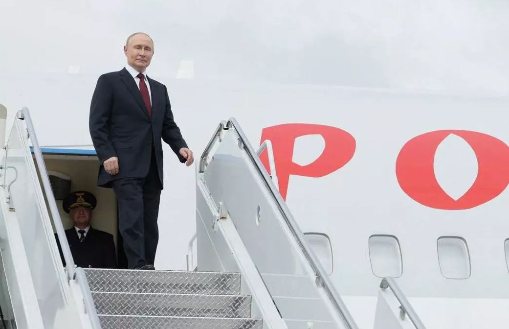 पुतिन ने ह्यूमन वेस्ट भी नहीं छोड़ा… अलास्का में ‘पूप सूटकेस’ लेकर क्यों पहुंचे थे रूसी राष्ट्रपति के बॉडीगार्ड?