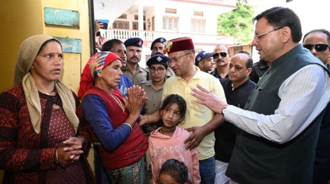 सीएम धामी ने किया स्यानाचट्टी का निरीक्षण, डीएम को तत्काल नुकसान का आकलन करने के निर्देश