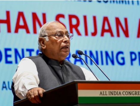 मल्लिकार्जुन खरगे का केंद्र सरकार पर हमला, बोले- वोट चोरी के बाद सत्ता चोरी में जुटी भाजपा