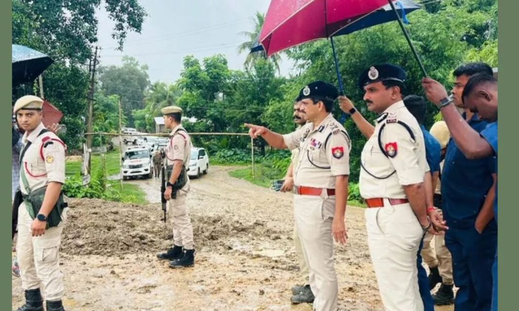 असम में बवाल: भीड़ के हमले में 14 पुलिसकर्मी घायल, तीन वाहन क्षतिग्रस्त