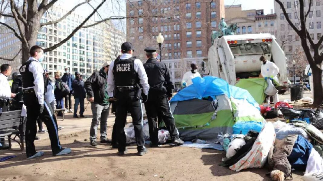 शेल्टर या जेल? ट्रंप का अल्टीमेटम, वाशिंगटन की सड़कों से बेघरों को हटाने की कार्रवाई तेज