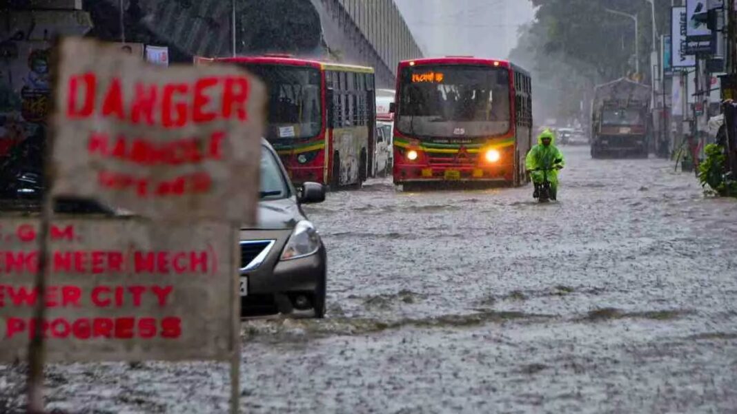 मुंबई में बारिश से हाहाकार, लोकल ट्रेनों पर पड़ा असर