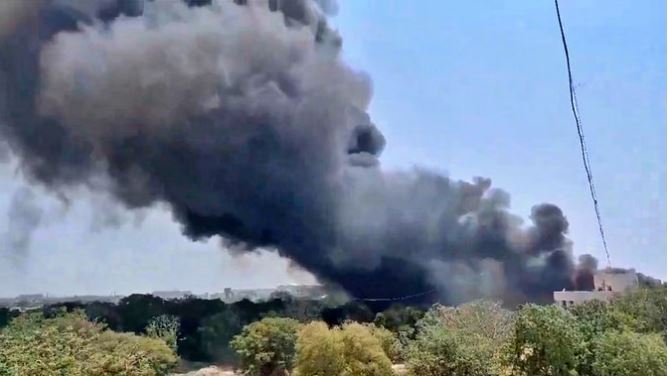 अमेरिकी हवाई अड्डे पर खड़े एयरक्राफ्ट से टकराया विमान, लगी भीषण आग…; दिखा धुएं का गुबार, बचाव कार्य तेज अमेरिकी हवाई अड्डे पर खड़े एयरक्राफ्ट से टकराया विमान, लगी भीषण आग…; दिखा धुएं का गुबार, बचाव कार्य तेज