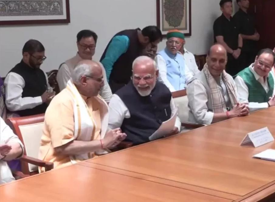 उपराष्ट्रपति पद: एनडीए उम्मीदवार सी.पी. राधाकृष्णन ने दाखिल किया नामांकन, पीएम मोदी बने पहले प्रस्तावक उपराष्ट्रपति पद: एनडीए उम्मीदवार सी.पी. राधाकृष्णन ने दाखिल किया नामांकन, पीएम मोदी बने पहले प्रस्तावक