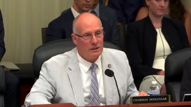 अमेरिकी संसदीय समिति का चीन पर कड़ा रुख, एआई चिप निर्यात पर नई रणनीति अपनाने की सिफारिश