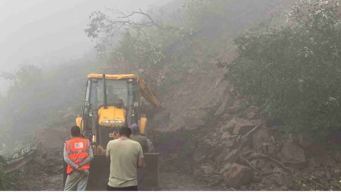 उत्तराखंड: ऋषिकेश-गंगोत्री हाईवे पर भूस्खलन, यमुनोत्री मार्ग 20 दिन से ठप उत्तराखंड: ऋषिकेश-गंगोत्री हाईवे पर भूस्खलन, यमुनोत्री मार्ग 20 दिन से ठप