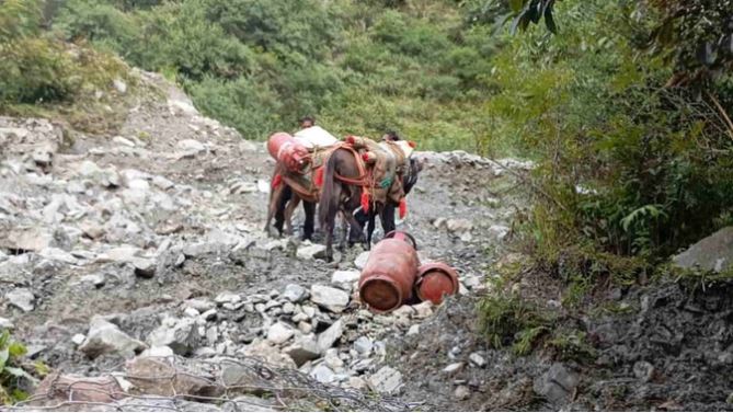 उत्तरकाशी: खच्चरों के सहारे यमुना घाटी तक पहुँच रही रसद व सिलिंडर, ग्रामीणों की दिक्कतें बरकरार उत्तरकाशी: खच्चरों के सहारे यमुना घाटी तक पहुँच रही रसद व सिलिंडर, ग्रामीणों की दिक्कतें बरकरार