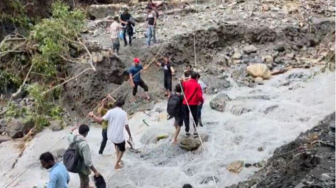 डेढ़ साल के बेटे की सांसें टूट रही थीं, लेकिन पिता की हिम्मत नहीं टूटी – 18 किलोमीटर दौड़कर अस्पताल पहुंचाया