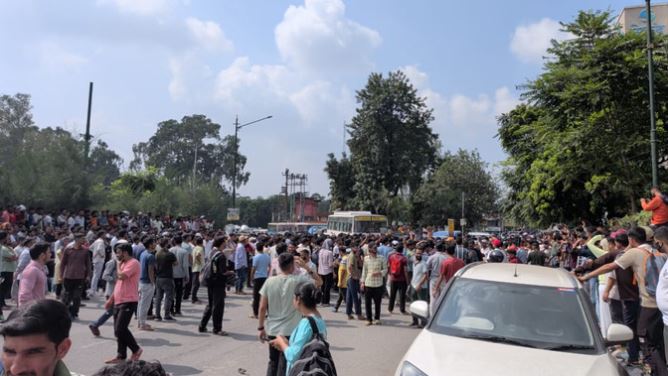 देहरादून : स्नातक स्तरीय परीक्षा का पेपर लीक होने का दावा, बेरोजगार युवाओं का सचिवालय कूच, सड़कें जाम