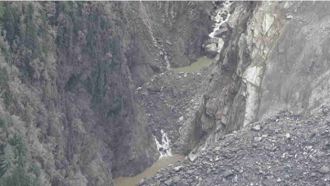 उत्तरकाशी: तेलगाड में भूस्खलन से बनीं दो झीलें, सेना के ड्रोन सर्वे से खतरे का खुलासा उत्तरकाशी: तेलगाड में भूस्खलन से बनीं दो झीलें, सेना के ड्रोन सर्वे से खतरे का खुलासा