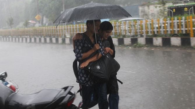 उत्तराखंड मौसम अपडेट: देहरादून समेत आठ जिलों में भारी बारिश का यलो अलर्ट, तीन राष्ट्रीय राजमार्ग और 177 सड़कें ठप उत्तराखंड मौसम अपडेट: देहरादून समेत आठ जिलों में भारी बारिश का यलो अलर्ट, तीन राष्ट्रीय राजमार्ग और 177 सड़कें ठप