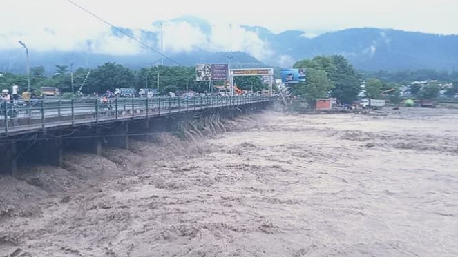देहरादून में भारी बारिश का रेड अलर्ट, सभी स्कूल बंद, प्रभावित क्षेत्रों का सीएम धामी ने किया निरीक्षण देहरादून में भारी बारिश का रेड अलर्ट, सभी स्कूल बंद, प्रभावित क्षेत्रों का सीएम धामी ने किया निरीक्षण