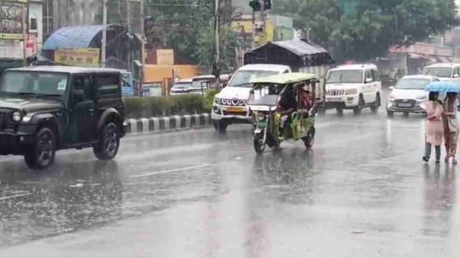 उत्तराखंड में भारी बारिश का येलो अलर्ट, मसूरी-देहरादून मार्ग भूस्खलन से बंद