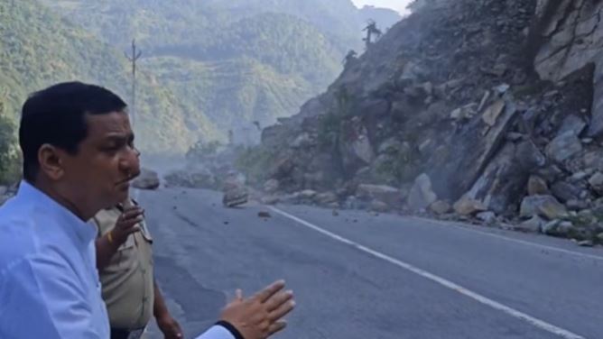 देवप्रयाग: भूस्खलन की चपेट में आने से बाल-बाल बचे सांसद अनिल बलूनी और विधायक विनोद कंडारी